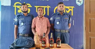 হিলিতে বিদেশি মদকসহ ভারতীয় নাগরিক আটক
